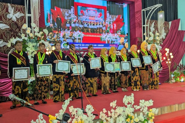 Siswa-Siswi Berprestasi kelas 6 MIN 1 Sumenep tahun pelajaran 2025/2026