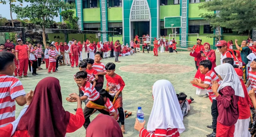 Jatuh Bangun Penuh Tawa! Keseruan Lomba Lari Sarung Antarkelas, 5 Ali Putra dan 6A Putri Keluar Sebagai Kampiun