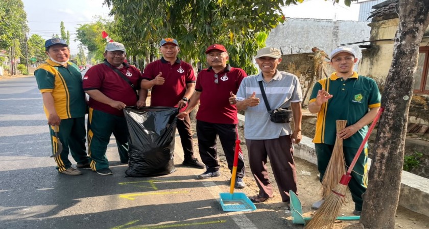 Dedikasi untuk Lingkungan! Aksi Resik-Resik Tim MIN 1 Sumenep Warnai Giat Hari Santri Kemenag Sumenep