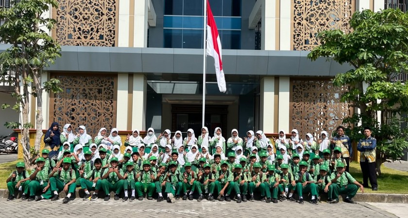 Jelajahi Gedung DPRD Sumenep, Kunjungan Edukatif Siswa MIN 1 Sumenep Penuh Antusiasme