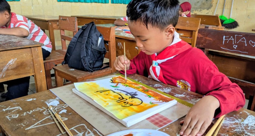 Adu Indah Goresan Kuas, Keseruan Lomba Kaligrafi di MIN 1 Sumenep
