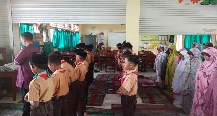 Shalat Dhuha Kegiatan Rutin Siswa dan Guru MIN 1 Sumenep