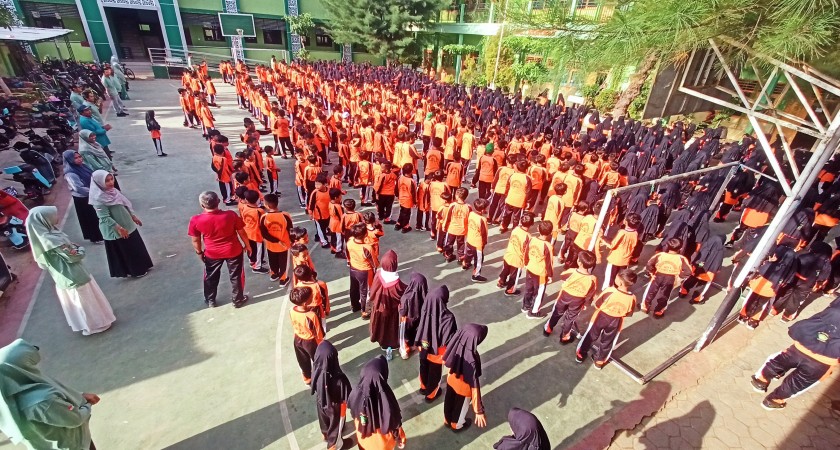 Gerakan Sehat dan Bersih, Siswa MIN 1 Sumenep Antusias Senam dan Kerja Bakti