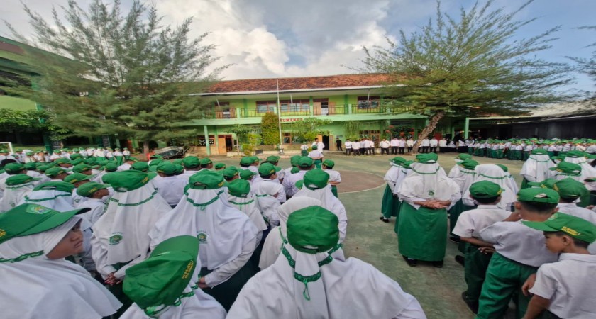 Suasana Hangat Hari Pertama, Apel dan Halal Bihalal Warnai MIN 1 Sumenep