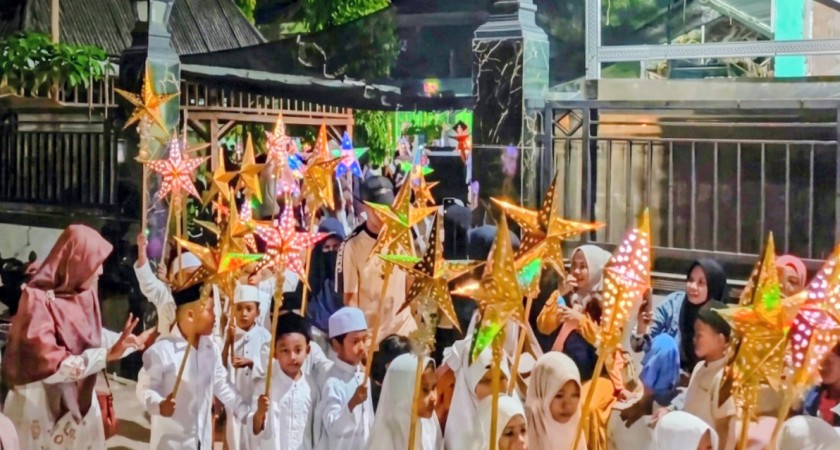 Kemilau Lampion Ratusan Siswa MIN 1 Sumenep Semarakkan Pawai Tahun Baru Islam 1448 H
