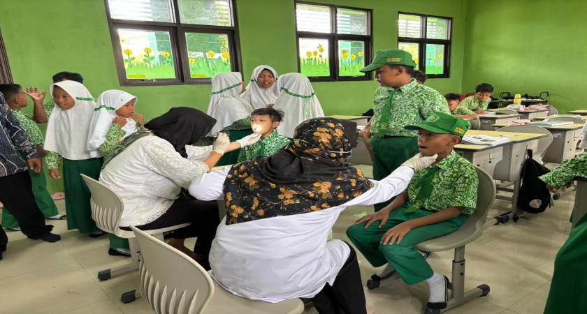 Tingkatkan Derajat Kesehatan Anak Sekolah, Puskesmas Pandian Lakukan Pemeriksaan Berkala di MIN 1 Sumenep