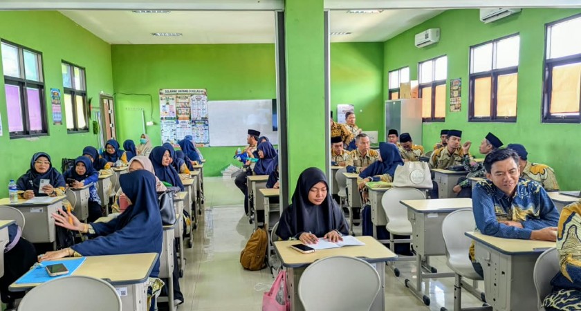 Tingkatkan Kreativitas Guru, MIN 1 Sumenep Gelar Pelatihan AI Canva Bersama Bapak Akh. Mufris, M.Pd.