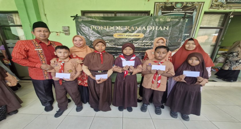 Tim Amil Zakat MIN 1 Sumenep Salurkan Zakat Fitrah dan Santunan Anak Yatim Piatu