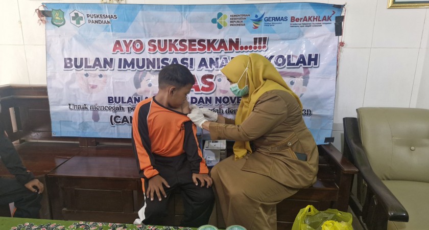 Dukung Bulan Imunisasi Anak Sekolah, MIN 1 Sumenep Bersama Puskesmas Pandian Laksanakan Imunisasi