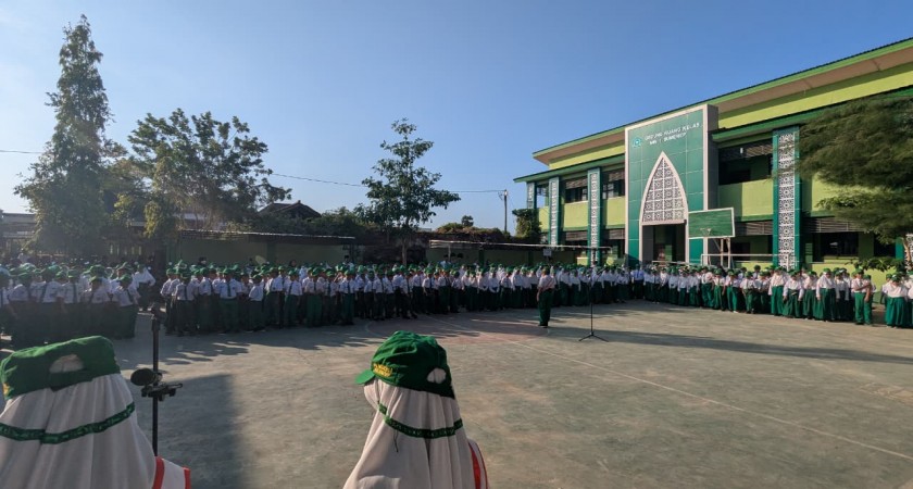 Upacara Bendera Senin, Bapak Syaiful Bahri Pesankan Pentingnya Meluruskan Niat dalam Menuntut Ilmu