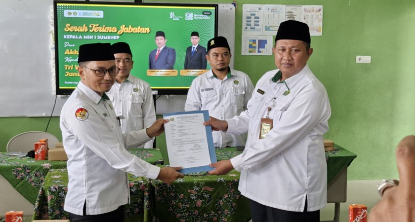 Plt Kepala Madrasah Resmi Serahkan Jabatan kepada Kepala MIN 1 Sumenep Definitif