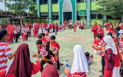 Jatuh Bangun Penuh Tawa! Keseruan Lomba Lari Sarung Antarkelas, 5 Ali Putra dan 6A Putri Keluar Sebagai Kampiun