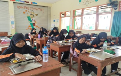 Program Makan Bergizi Gratis dari Presiden Berlangsung di MIN 1 Sumenep Sejak Januari 2025
