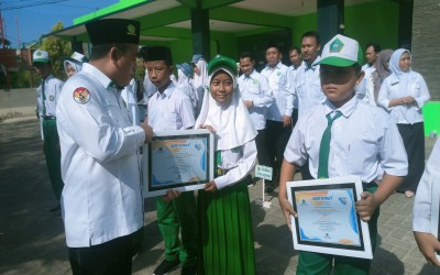 PIAGAM PENGHARGAAN OMI 2025 DISERAHKAN, MIN 1 SUMENEP RAIH JUARA 2 MAPEL IPAS TINGKAT KABUPATEN