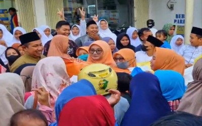 Tebar Kebahagiaan di Bulan Suci: Dewan Guru, Siswa-Siswi, dan Ibu Dharma Wanita Persatuan MIN 1 Sumenep Bagikan 1.500 Nasi Kotak