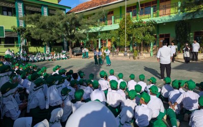 Pesan Mendalam Achmadi, S.Pd. dan Penganugerahan Siswa Berprestasi Warnai Upacara MIN 1 Sumenep