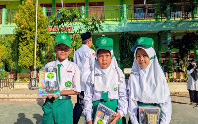 Inspiratif! Ahmad Badrus, Assyfa, dan Farzana Raih Penghargaan Tabungan Terbanyak MIN 1 Sumenep