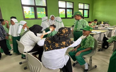 Tingkatkan Derajat Kesehatan Anak Sekolah, Puskesmas Pandian Lakukan Pemeriksaan Berkala di MIN 1 Sumenep