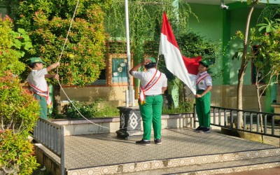 Tingkatkan Karakter Siswa Saat Upacara Bendera, MIN 1 Sumenep Tekankan Budaya Buang Sampah pada Tempatnya