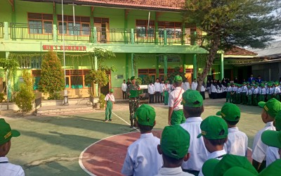 Upacara Hari Senin: Babinsa Sampaikan Pesan Kemerdekaan dan Kedisiplinan