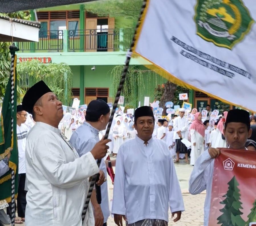 Kepala MIN 1 Sumenep, Bapak Tri Wahyudi Januarianto, M.Pd., saat membuka secara resmi kegiatan Tarhib Ramadan di halaman madrasah